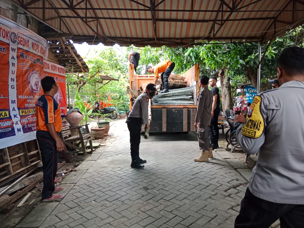 Longsor di Desa Kauman, Petugas Gabungan Berikan Bantuan